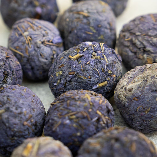 encens sous forme ronde (bombitas) de couleur violette en zoom